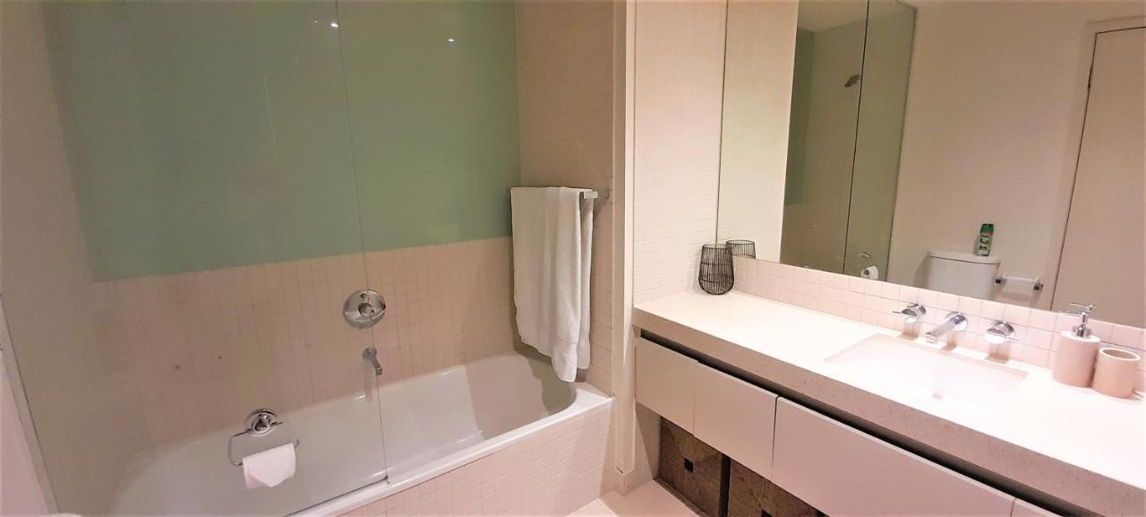 Beautiful Apartment 100Mts Near The Beach In Port Melbourne Bagian luar foto