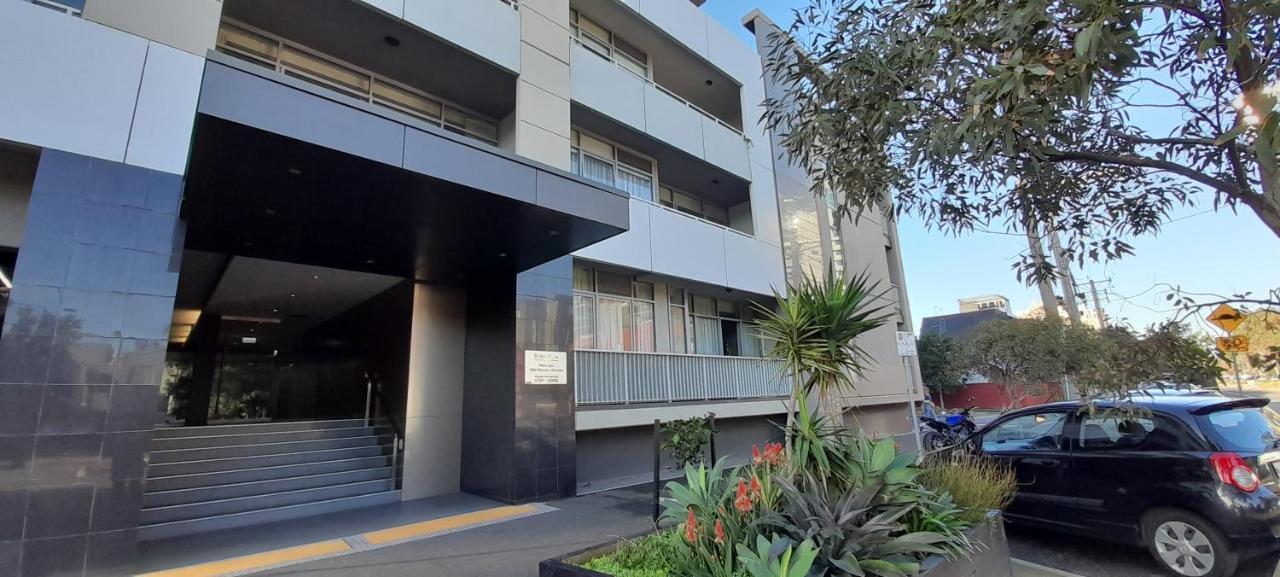 Beautiful Apartment 100Mts Near The Beach In Port Melbourne Bagian luar foto
